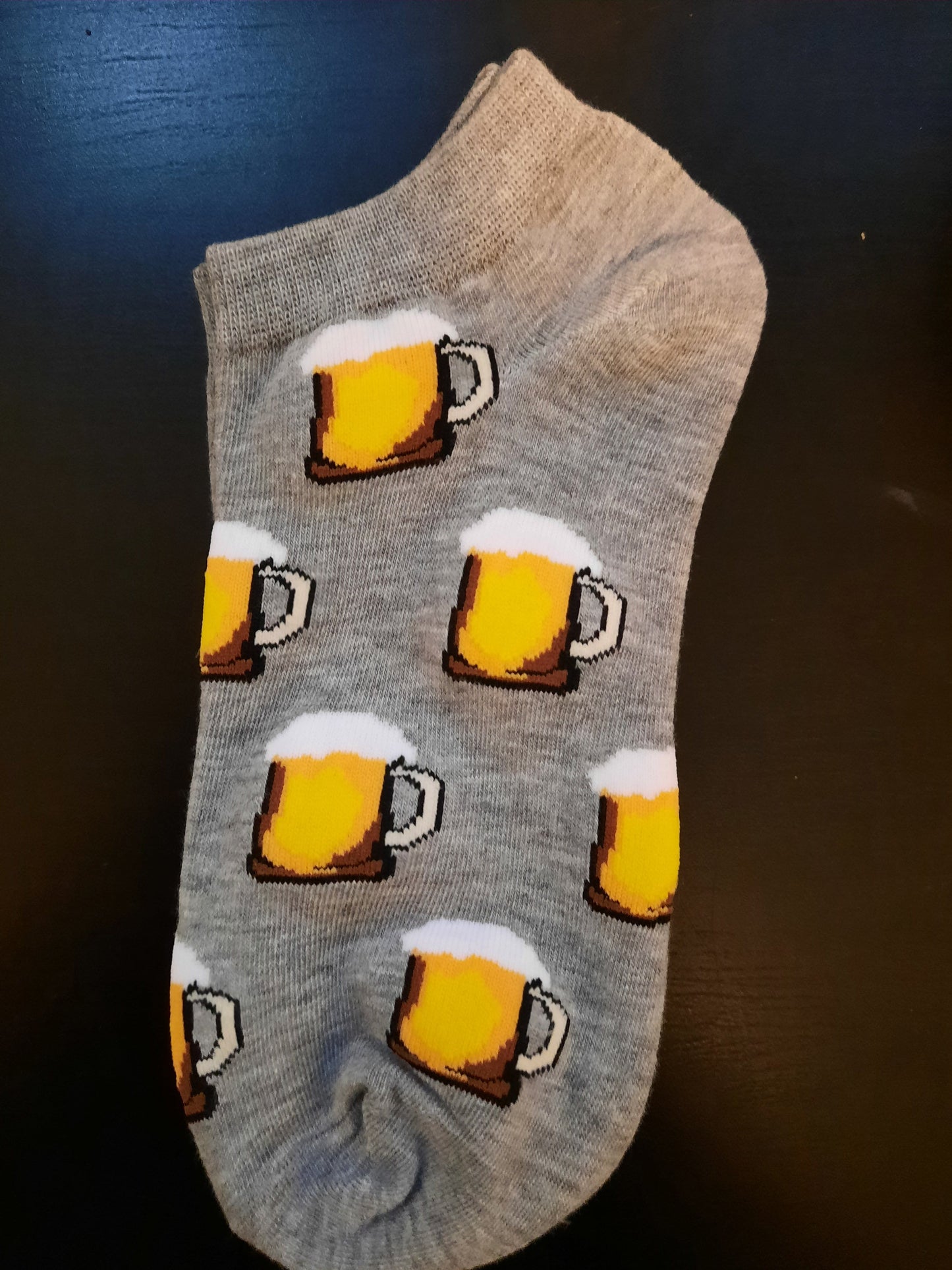 Ankle Socks - Grey socks with beer mugs